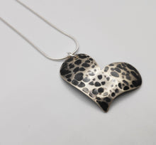 Load image into Gallery viewer, Corazón pendant
