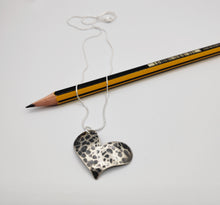 Load image into Gallery viewer, Corazón pendant
