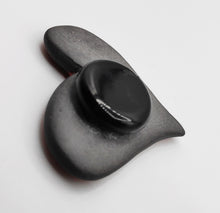 Load image into Gallery viewer, Corazón brooch
